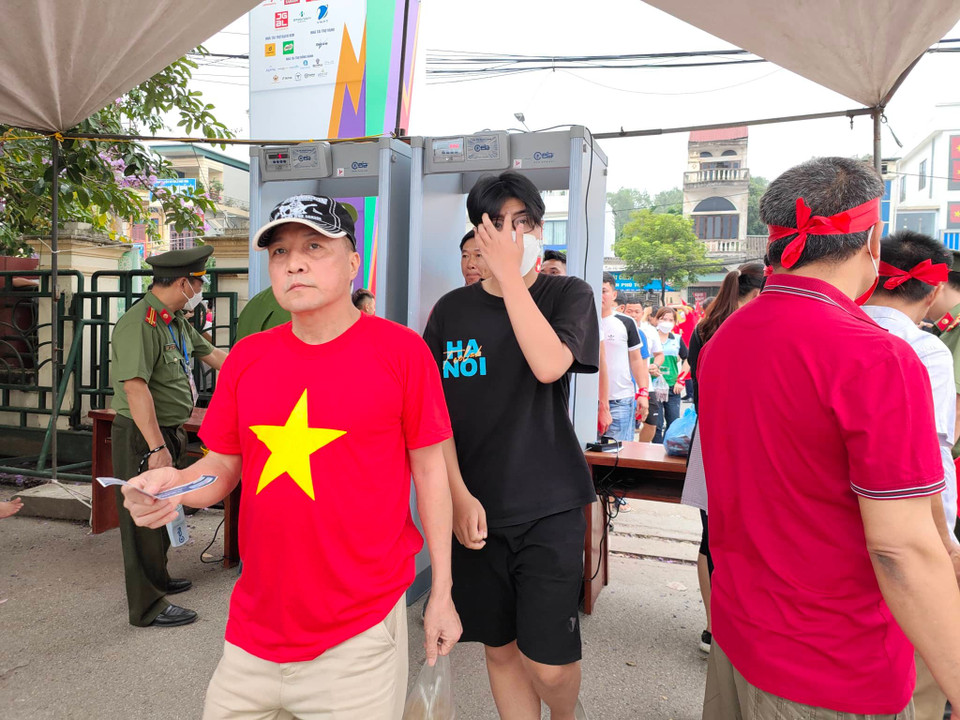 Cổ động viên Việt Nam náo nức chờ đón trận đấu giữa U23 Việt Nam và U23 Malaysia. (Ảnh: Ngô Trần Hải An/Vietnam+)