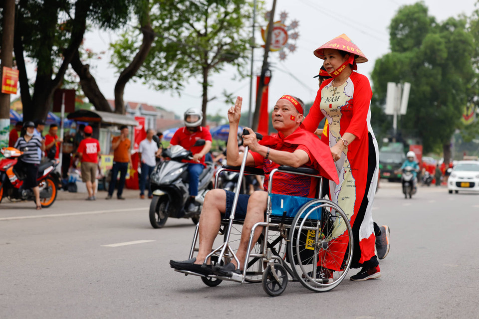 Bầu không khí lễ hội bóng đá lại náo nhiệt trở lại sau 4 ngày nghỉ, dọc theo đại lộ Hùng Vương, đường Nguyễn Tất Thành, Quảng trường Trung tâm thành phố Việt Trì dẫn vào sân vận động Việt Trì đã trống rong cờ mở từ đầu giờ chiều 19/5. (Ảnh: Ngô Trần Hải An/Vietnam+)
