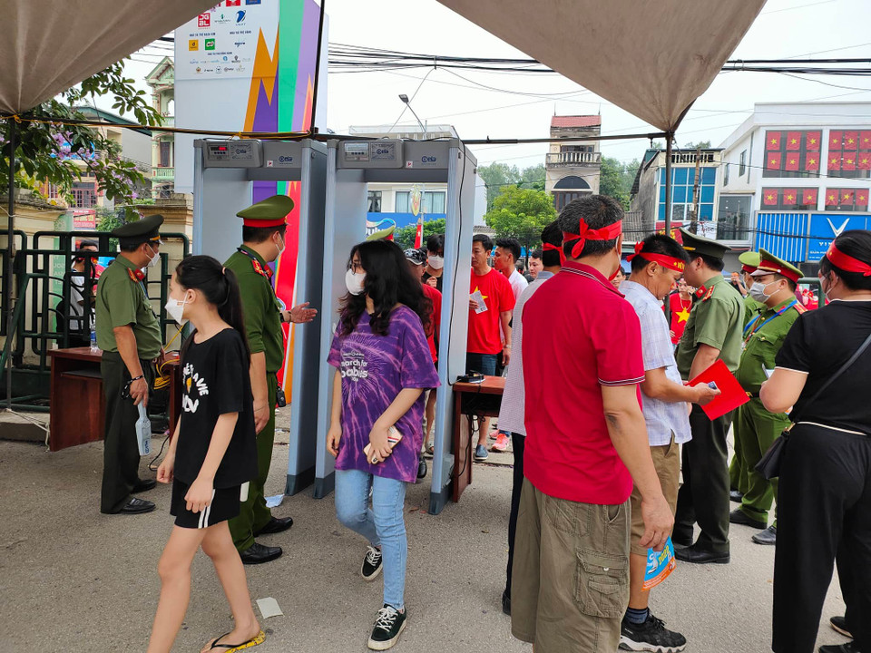 Cổ động viên Việt Nam náo nức chờ đón trận đấu giữa U23 Việt Nam và U23 Malaysia. (Ảnh: Ngô Trần Hải An/Vietnam+)