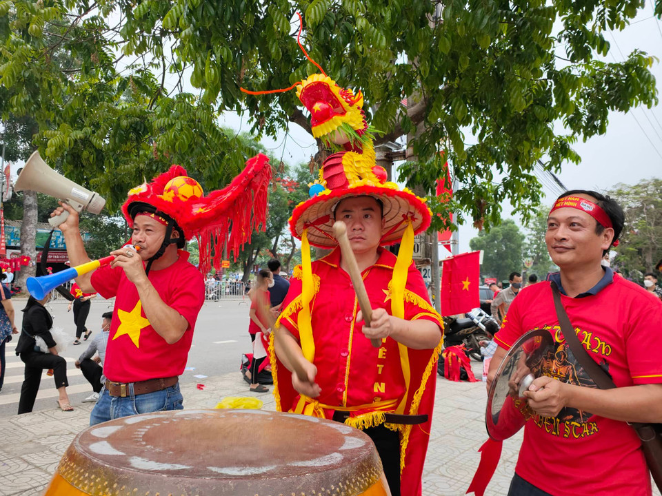 Cổ động viên Việt Nam náo nức chờ đón trận đấu giữa U23 Việt Nam và U23 Malaysia. (Ảnh: Ngô Trần Hải An/Vietnam+)