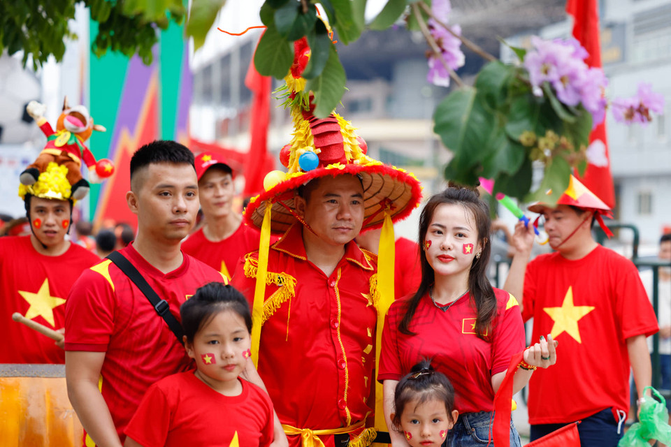 Cổ động viên Việt Nam náo nức chờ đón trận đấu giữa U23 Việt Nam và U23 Malaysia. (Ảnh: Ngô Trần Hải An/Vietnam+)