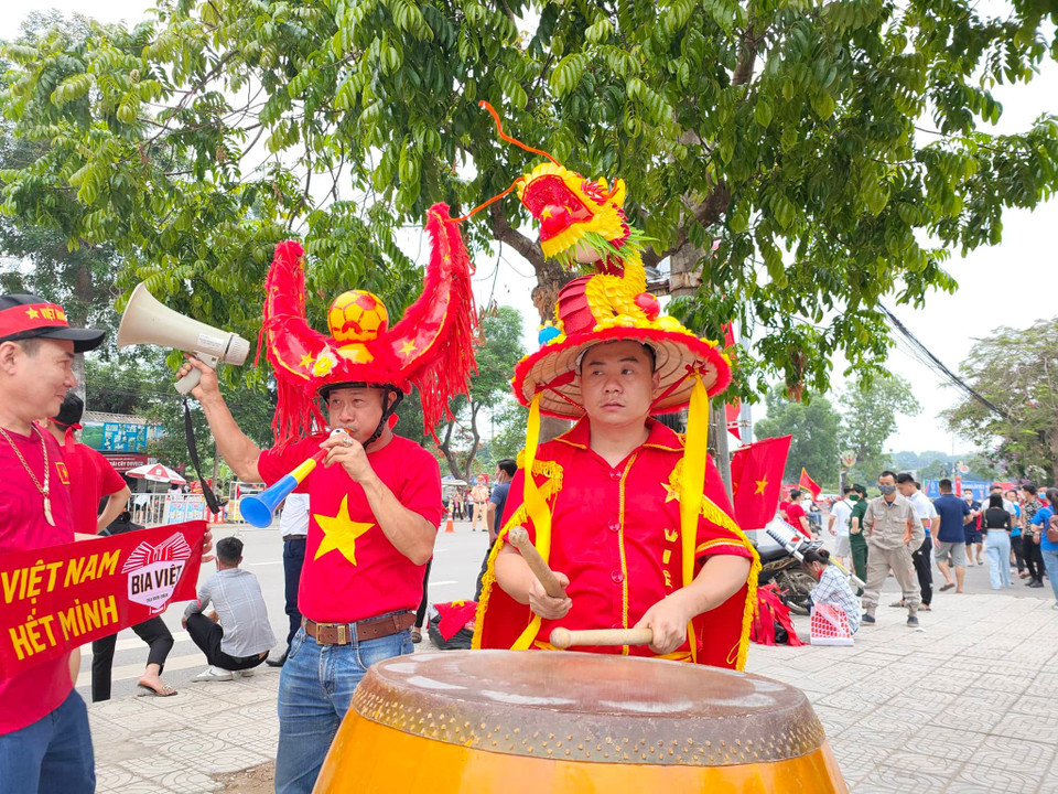 Cổ động viên Việt Nam náo nức chờ đón trận đấu giữa U23 Việt Nam và U23 Malaysia. (Ảnh: Ngô Trần Hải An/Vietnam+)