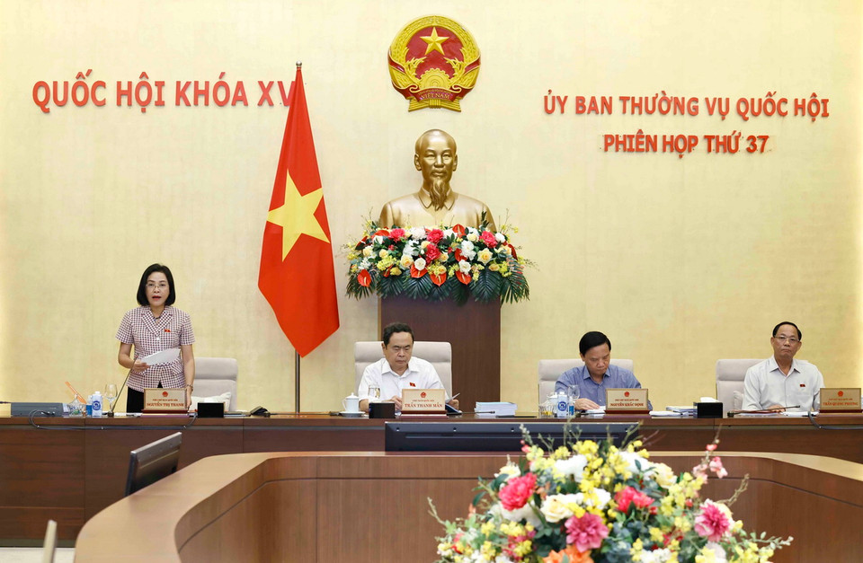 Phó Chủ tịch Quốc hội Nguyễn Thị Thanh điều hành phiên họp. (Ảnh: Doãn Tấn/ TTXVN)