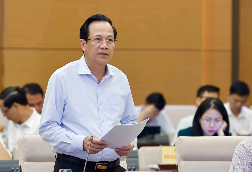 Bộ trưởng Bộ Lao động, Thương binh và Xã hội Đào Ngọc Dung trình bày tóm tắt tờ trình. (Ảnh: Doãn Tấn/ TTXVN)