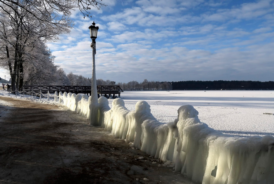 Băng giá trên hồ Elk ở thị trấn Elk, Đông Bắc Ba Lan ngày 7/1. (Nguồn: EPA/TTXVN)