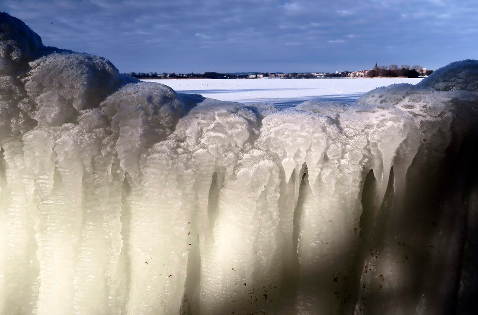 Băng giá trên hồ Elk ở thị trấn Elk, Đông Bắc Ba Lan ngày 7/1. (Nguồn: EPA/TTXVN)