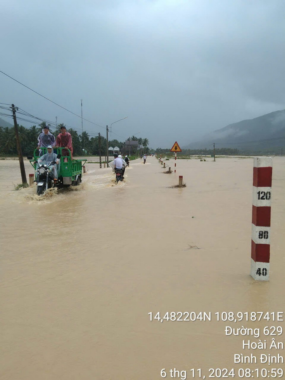 Mưa lũ gây ngập ở đường tỉnh 639, huyện Hoài Ân. (Ảnh: TTXVN phát)