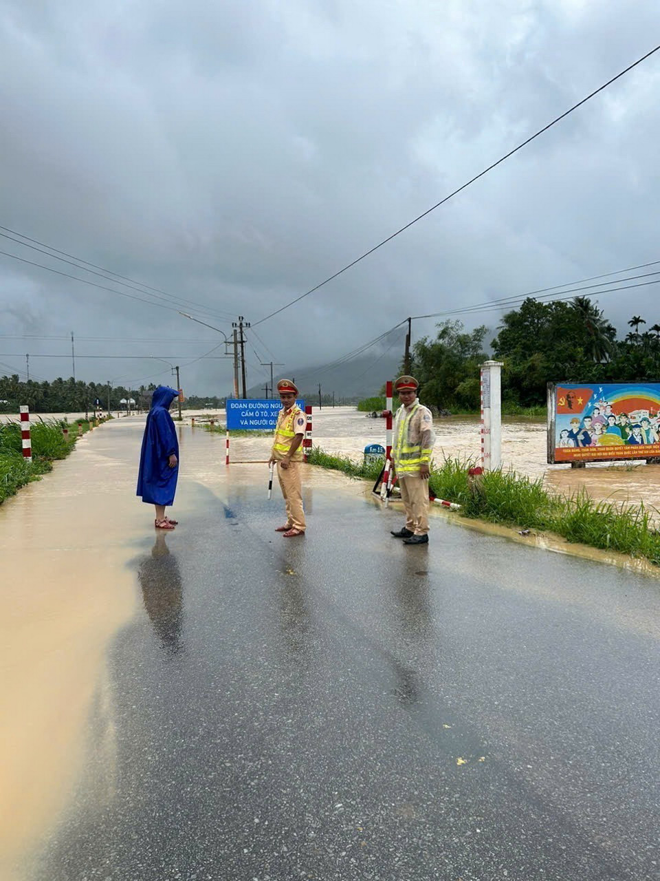 Nước dâng lên các tuyến đường ở huyện Hoài Ân. (Ảnh: TTXVN phát)