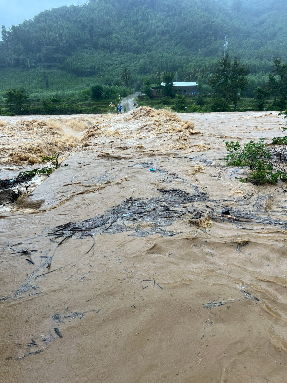 Nước chảy xiết ở cầu Đăk Mang (huyện Hoài Ân). (Ảnh: TTXVN phát)