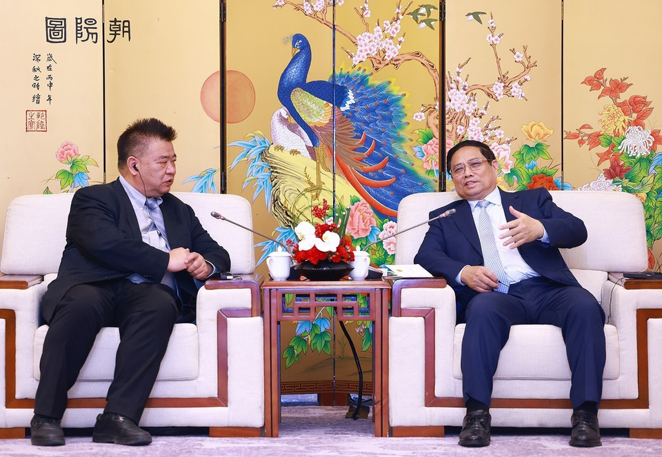 Thủ tướng Phạm Minh Chính tiếp lãnh đạo Công ty Trung tâm Thương mại và Đấu giá Hoa Quốc tế Côn Minh (KIFA) và Công ty Công nghệ Hoa Đại Giang Thanh. (Ảnh: Dương Giang/TTXVN)