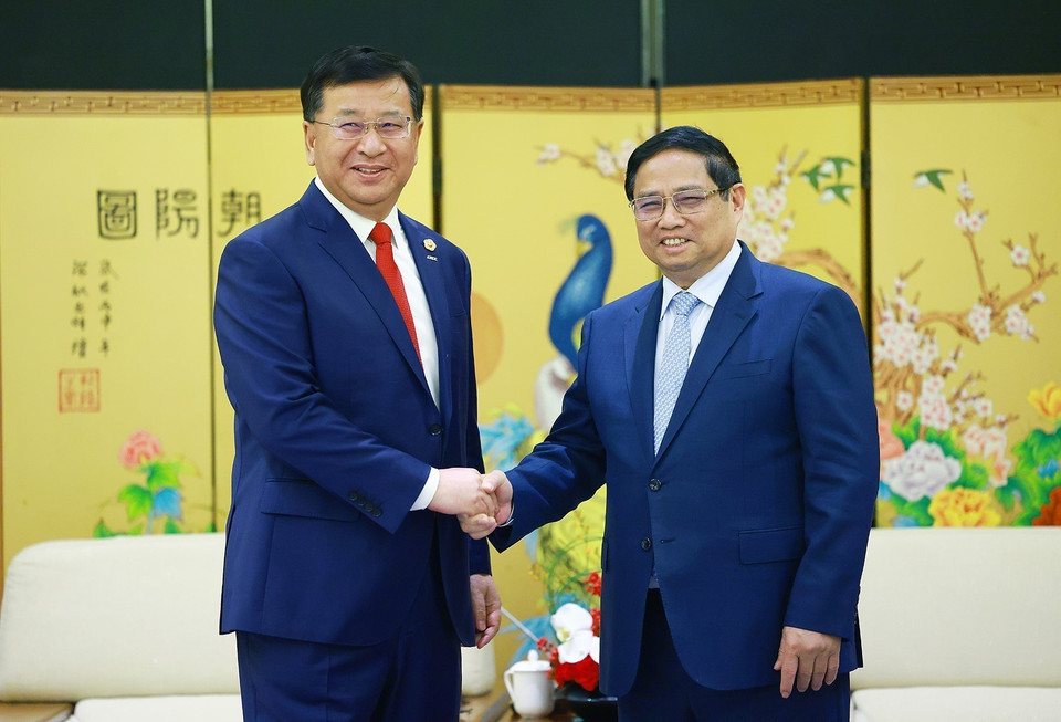 Thủ tướng Phạm Minh Chính tiếp ông Đới Hòa Căn, Chủ tịch Tập đoàn Xây dựng công trình đường sắt Trung Quốc (CRCC). (Ảnh: Dương Giang/TTXVN)
