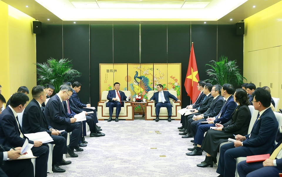 Thủ tướng Phạm Minh Chính tiếp ông Đới Hòa Căn, Chủ tịch Tập đoàn Xây dựng công trình đường sắt Trung Quốc (CRCC). (Ảnh: Dương Giang/TTXVN)