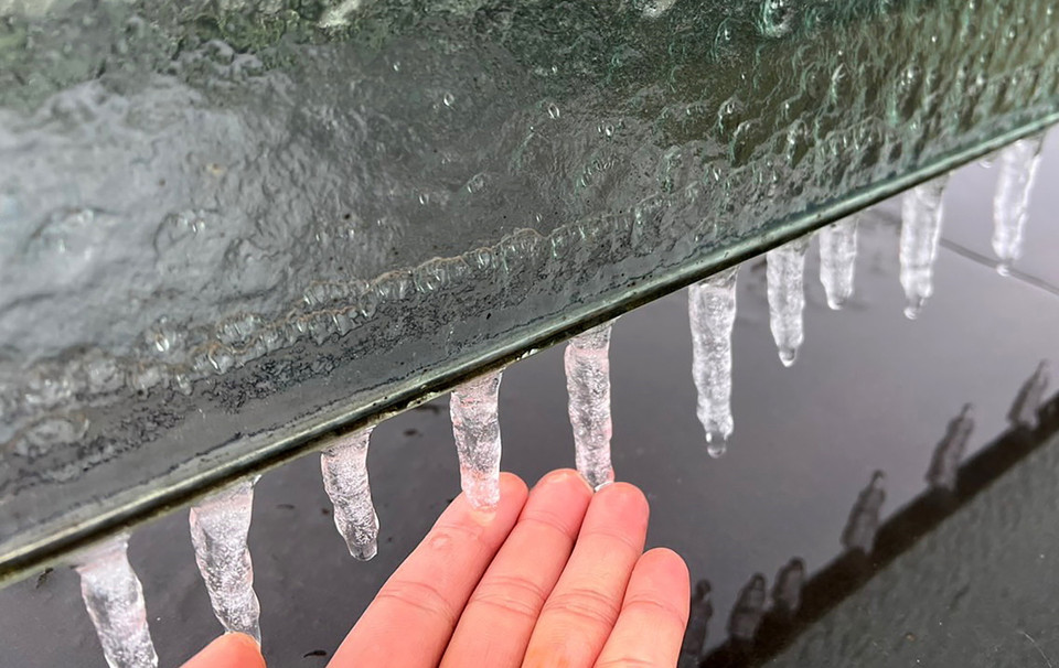 ...thu hút rất nhiều khách du lịch lên chiêm ngưỡng cảnh tượng kỳ thú này. (Ảnh: Quốc Khánh/TTXVN)