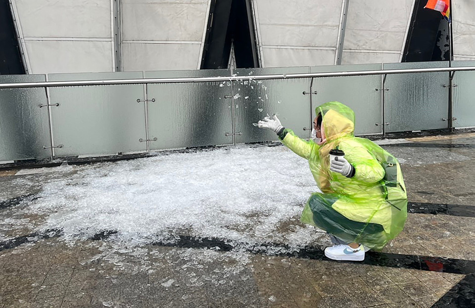 Du khách thích thù với hiện tượng kỳ thú này trên đỉnh Fansipan. (Ảnh: Quốc Khánh/TTXVN)