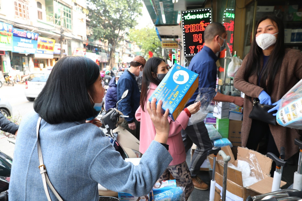 Nhiều loại khẩu trang y tế giá ngày thường chỉ 30.000 - 40.000 đồng một hộp, nhưng hiện được bán tăng giá gấp 2-3 lần, lên 70.000 - 90.000 đồng. (Ảnh: Thành Đạt/TTXVN)