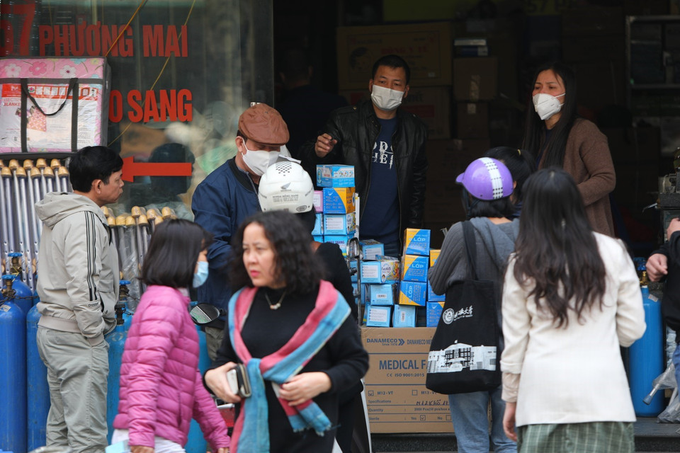 Người dân phải rất vất vả mới mua được những loại khẩu trang y tế đạt chuẩn do lượng cung 'cháy hàng' dù giá bị đội lên rất cao. (Ảnh: Thành Đạt/TTXVN)