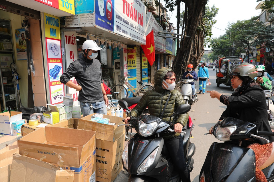 Thông tin tuyên bố tình trạng khẩn cấp của Tổ chức y tế thế giới khiến người dân lo ngại về bệnh dịch corona. (Ảnh: Thành Đạt/TTXVN)