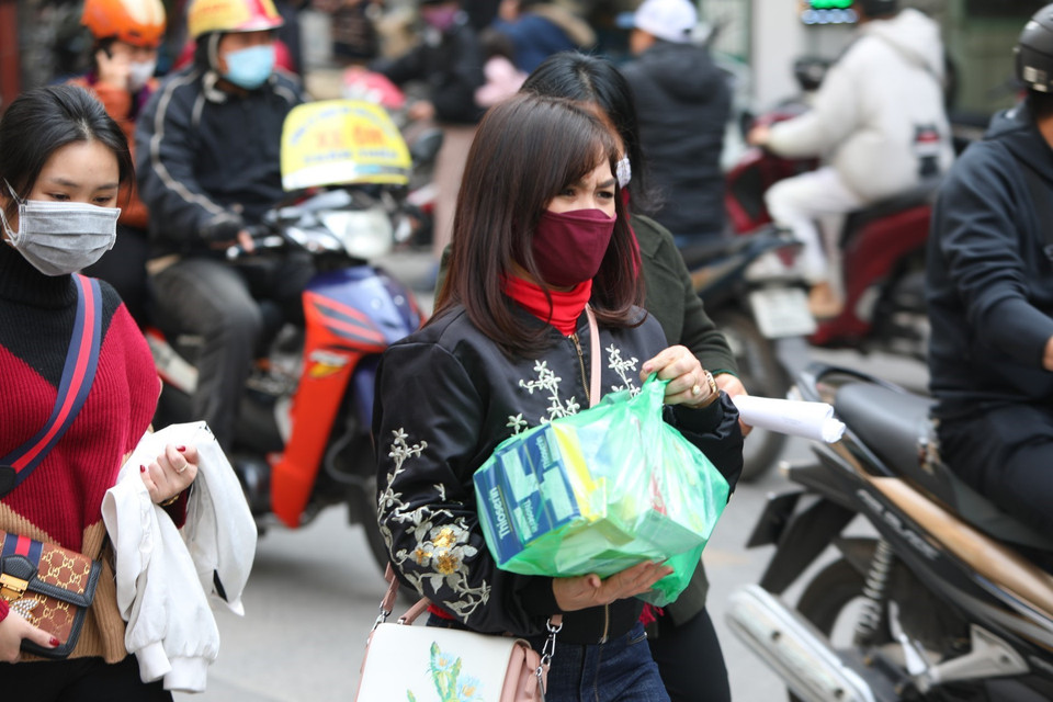 Người dân lùng mua khẩu trang dù giá bị đội lên rất cao. (Ảnh: Thành Đạt/TTXVN)