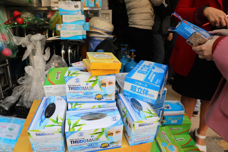 Trên phố Phương Mai các mẫu khẩu trang loại tốt như 3M, SG, N95... tăng giá chóng mặt đắt gấp 2, gấp 3 lần sau khi dịch viêm phổi cấp (corona) bùng phát. (Ảnh: Thành Đạt/TTXVN)
