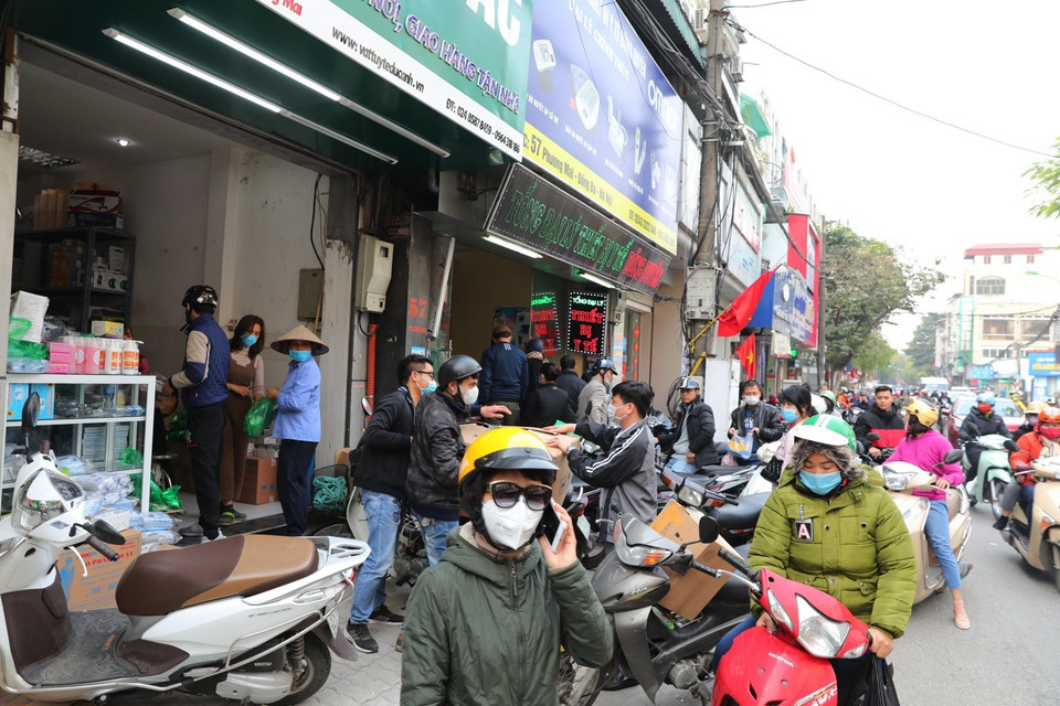 Trên đường Phương Mai gần bệnh viện Bạch Mai, nhiều nhà thuốc và thiết bị y tế đông nghẹt vì người dân đến mua khẩu trang. (Ảnh: Thành Đạt/TTXVN)