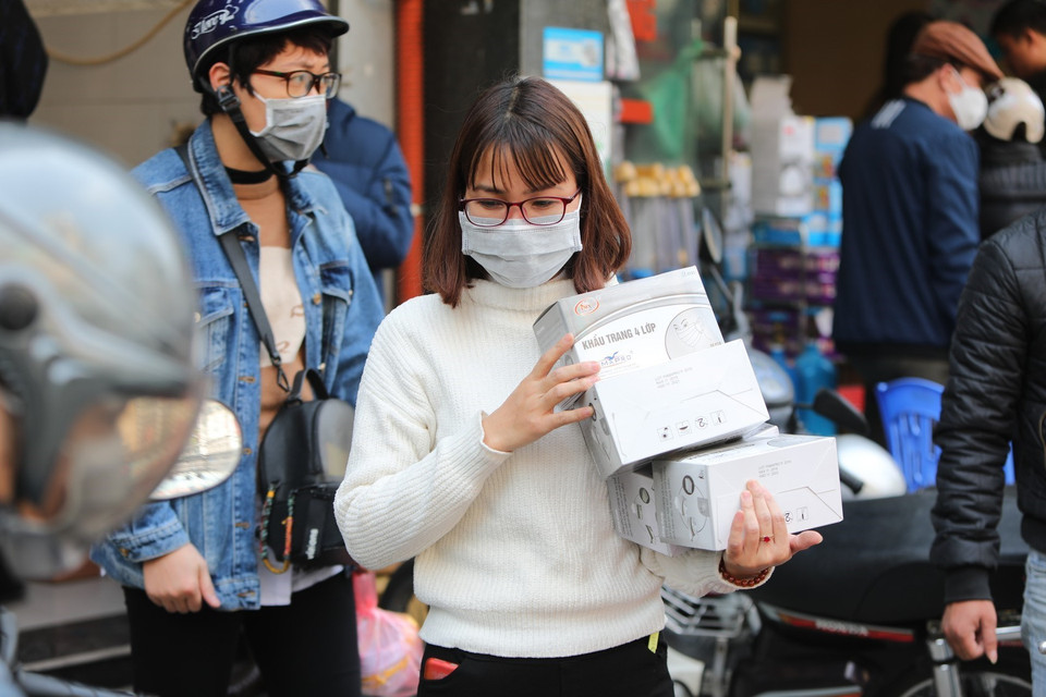 Người dân phải rất vất vả mới mua được những loại khẩu trang y tế đạt chuẩn do lượng cung 'cháy hàng' dù giá bị đội lên rất cao. (Ảnh: Thành Đạt/TTXVN)