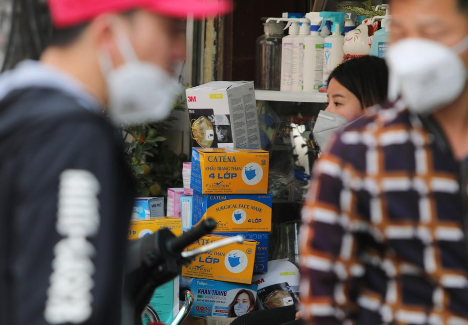 Nhiều loại khẩu trang y tế giá ngày thường chỉ 30.000 - 40.000 đồng một hộp, nhưng hiện được bán tăng giá gấp 2-3 lần, lên 70.000 - 90.000 đồng. (Ảnh: Thành Đạt/TTXVN)