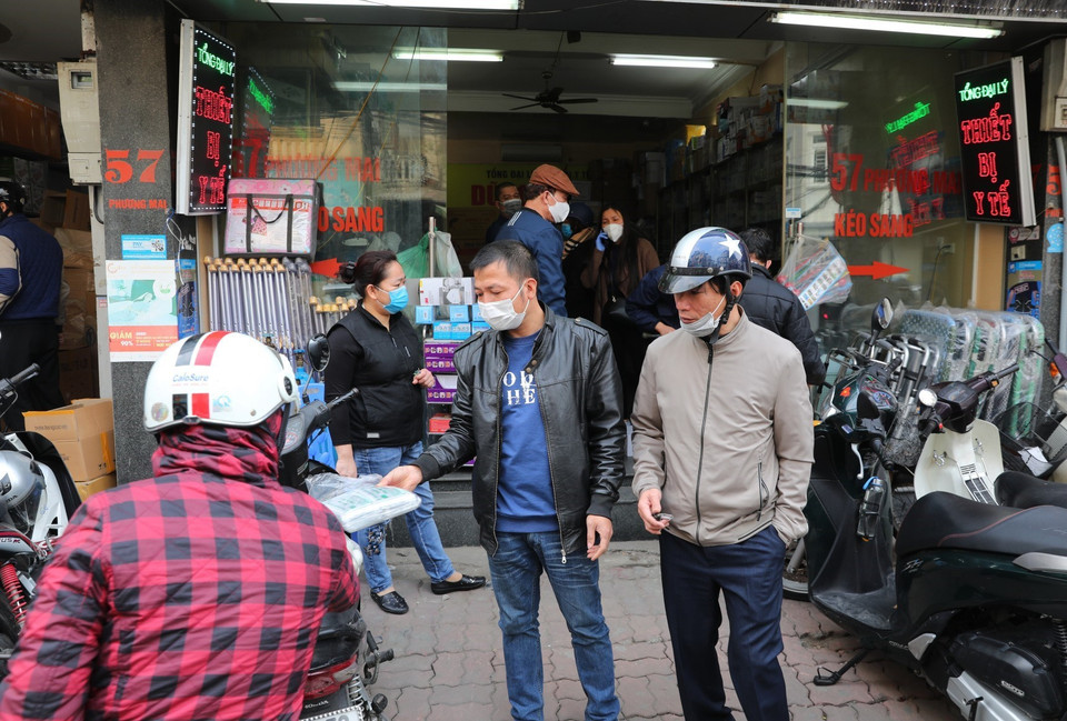 Người dân phải rất vất vả mới mua được những loại khẩu trang y tế đạt chuẩn do lượng cung 'cháy hàng' dù giá bị đội lên rất cao. (Ảnh: Thành Đạt/TTXVN)