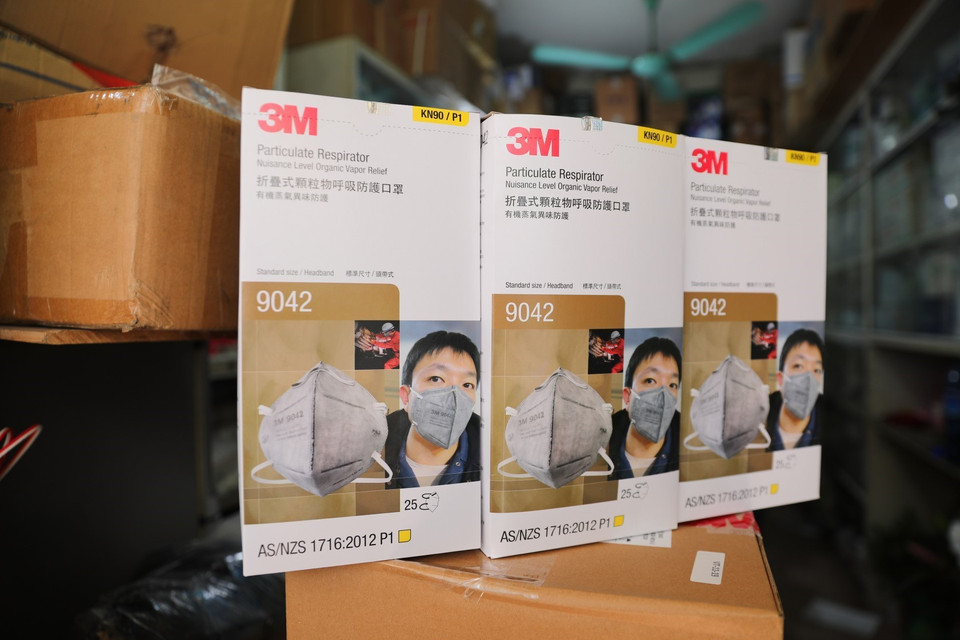 Khẩu trang đạt chuẩn N95 của 3M ngăn được 95% vi sinh vật trong không khí. Trước đây, khẩu trang 3M được bán với giá 9.500/chiếc, nay lên 35.000/chiếc. (Ảnh: Thành Đạt/TTXVN)
