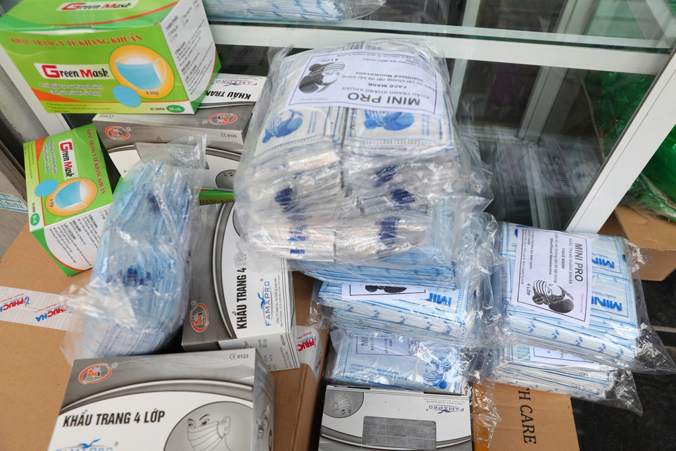 Nhiều loại khẩu trang y tế giá ngày thường chỉ 30.000 - 40.000 đồng một hộp, nhưng hiện được bán tăng giá gấp 2-3 lần, lên 70.000-90.000 đồng. (Ảnh: Thành Đạt/TTXVN)