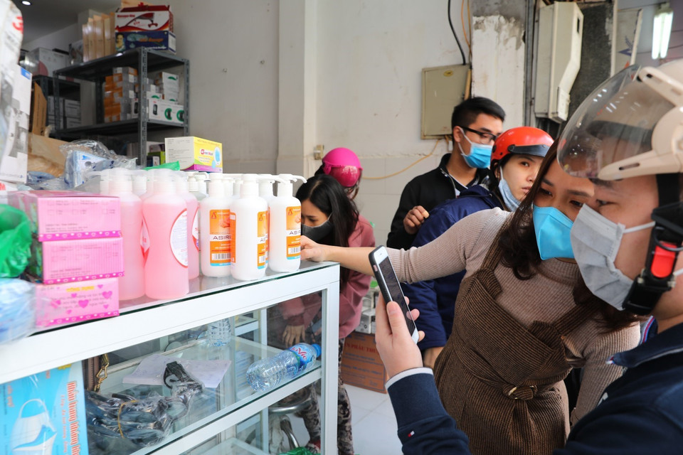 Trên phố Phương Mai các mặt hàng nước rửa tay y tế cũng được người dân rất quan tâm. (Ảnh: Thành Đạt/TTXVN)