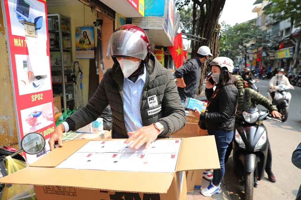 Trên phố Phương Mai các buôn lái thu mua khẩu trang để bán lại cho các cửa hàng nhỏ lẻ khác. (Ảnh: Thành Đạt/TTXVN)