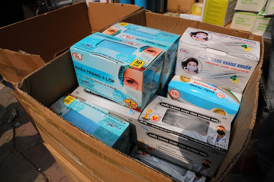 Đa dạng các loại khẩu trang y tế được bán tại các cửa hàng thuốc và vật tư thiết bị y tế trên phố Phương Mai. (Ảnh: Thành Đạt/TTXVN)