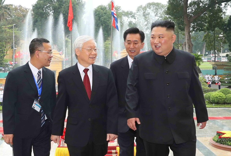 Tổng Bí thư, Chủ tịch nước Nguyễn Phú Trọng và Chủ tịch Triều Tiên Kim Jong-un tại lễ đón. (Ảnh: Trí Dũng/TTXVN)