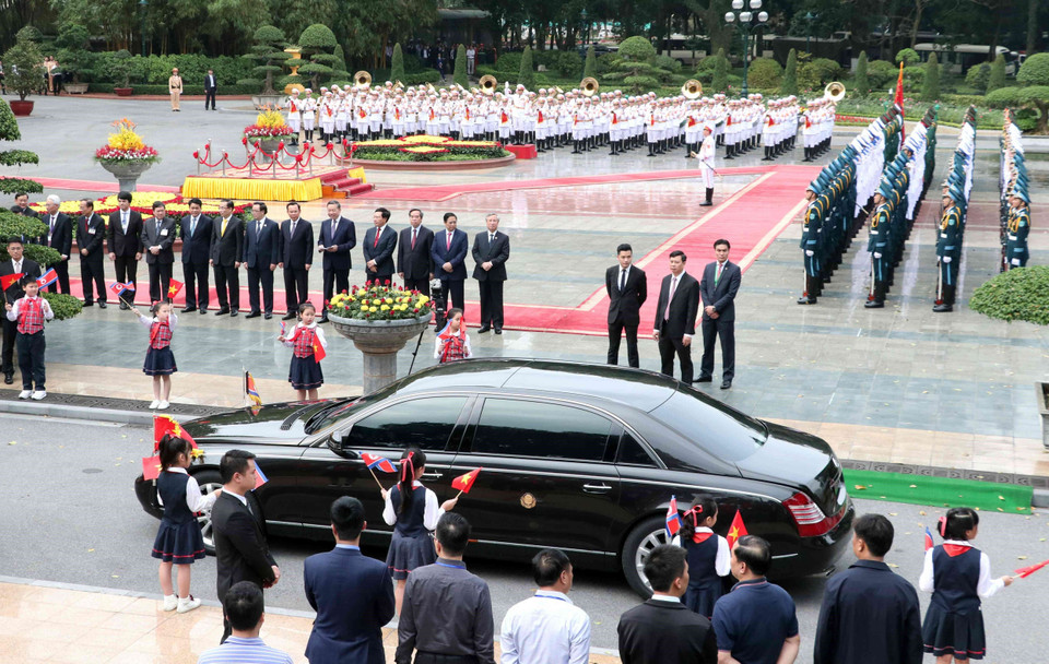 Đúng 15 giờ 30, xe của Chủ tịch Triều Tiên Kim Jong-un tiến vào Phủ Chủ tịch. (Ảnh: Văn Điệp/TTXVN)