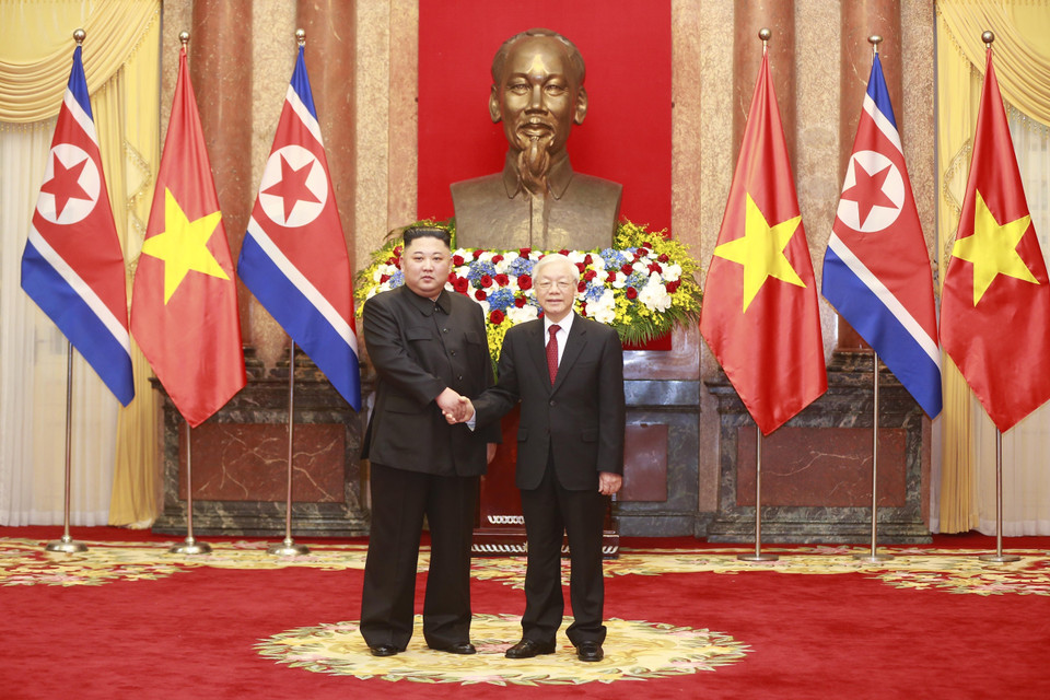 Tổng Bí thư, Chủ tịch nước Nguyễn Phú Trọng đón Chủ tịch Triều Tiên Kim Jong-un. (Ảnh: Doãn Tấn/TTXVN)
