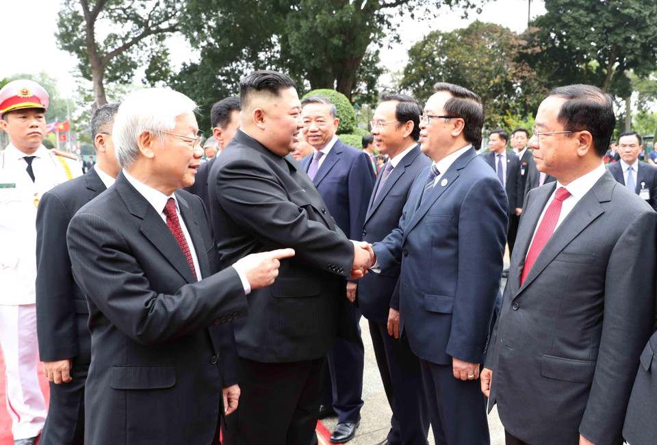 Tổng Bí thư, Chủ tịch nước Nguyễn Phú Trọng giới thiệu với Chủ tịch Triều Tiên Kim Jong-un các thành viên chính thức đoàn Việt Nam tham dự lễ đón. (Ảnh: Trí Dũng/TTXVN)