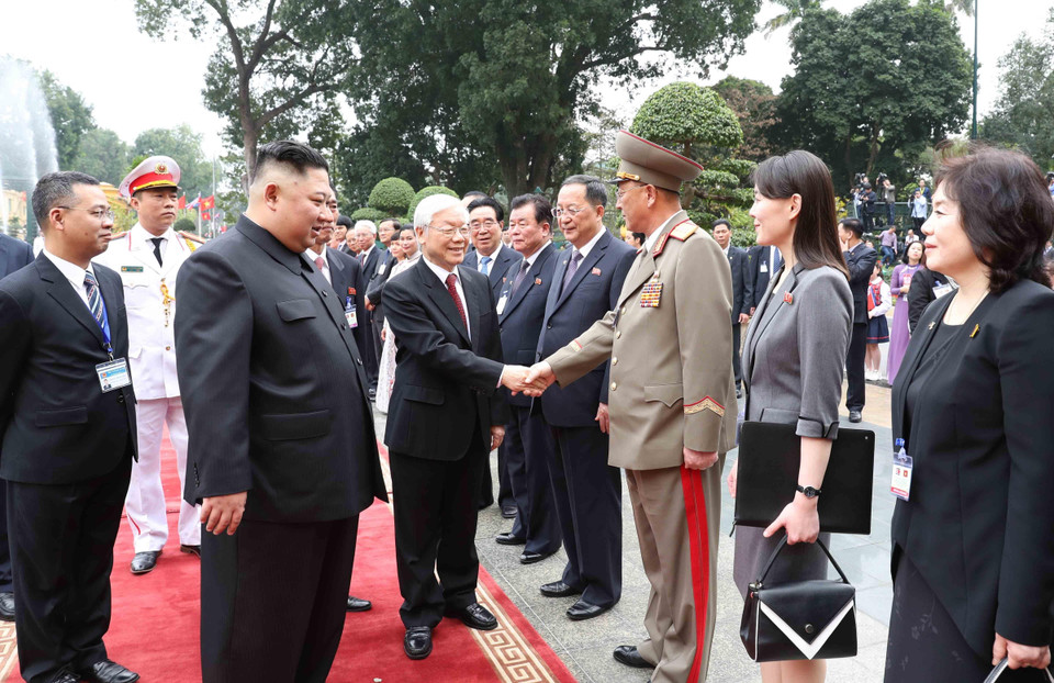 Tổng Bí thư, Chủ tịch nước Nguyễn Phú Trọng bắt tay các thành viên chính thức đoàn Triều Tiên. (Ảnh: Trí Dũng/TTXVN)