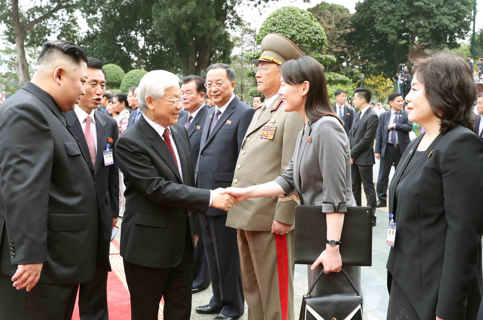Tổng Bí thư, Chủ tịch nước Nguyễn Phú Trọng bắt tay các thành viên chính thức đoàn Triều Tiên. (Ảnh: Trí Dũng/TTXVN)