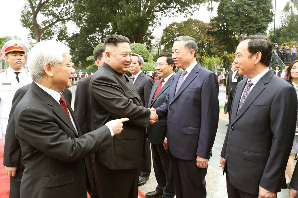 Tổng Bí thư, Chủ tịch nước Nguyễn Phú Trọng giới thiệu với Chủ tịch Triều Tiên Kim Jong-un các thành viên chính thức đoàn Việt Nam tham dự lễ đón. (Ảnh: Trí Dũng/TTXVN)