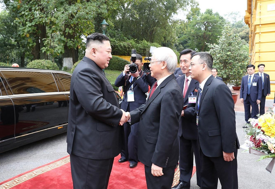Tổng Bí thư, Chủ tịch nước Nguyễn Phú Trọng đón Chủ tịch Triều Tiên Kim Jong-un. (Ảnh: Trí Dũng/TTXVN)