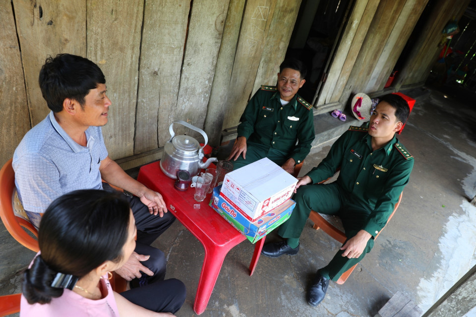 Cán bộ Đồn biên phòng Làng Mô đến thăm và tặng quà gia đình anh Trịnh Đức Tiến, thôn Long Sơn, xã Trường Sơn, huyện Quảng Ninh (Quảng Bình) bị thiệt hại sau lũ. (Ảnh: Danh Lam/TTXVN)