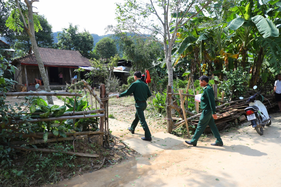 Cán bộ Đồn biên phòng Làng Mô đến thăm và tặng quà gia đình anh Trịnh Đức Tiến, thôn Long Sơn, xã Trường Sơn, huyện Quảng Ninh (Quảng Bình) bị thiệt hại sau lũ. (Ảnh: Danh Lam/TTXVN)