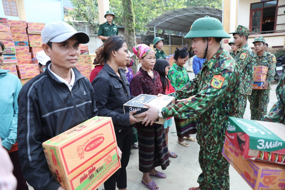 Cán bộ Đồn biên phòng Làng Mô tặng quà cứu trợ cho người dân xã Trường Sơn, huyện Quảng Ninh (Quảng Bình). (Ảnh: Danh Lam/TTXVN)