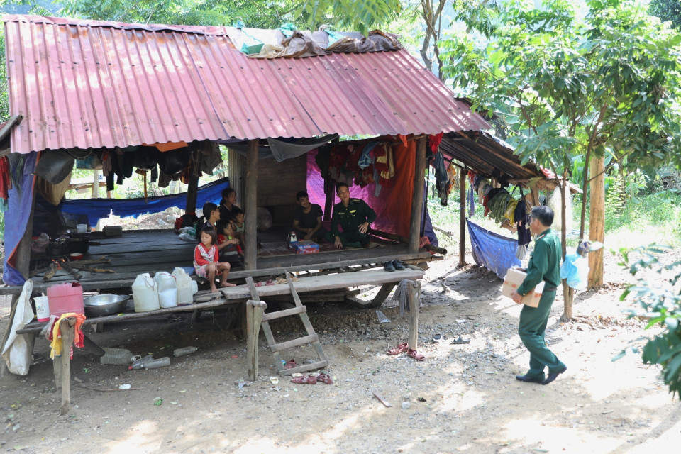 Cán bộ Đồn biên phòng Làng Mô đến thăm và tặng quà tình gia đình anh Hồ Văn Biên ở thôn Trung Sơn, xã Trường Sơn, huyện Quảng Ninh (Quảng Bình). (Ảnh: Danh Lam/TTXVN)