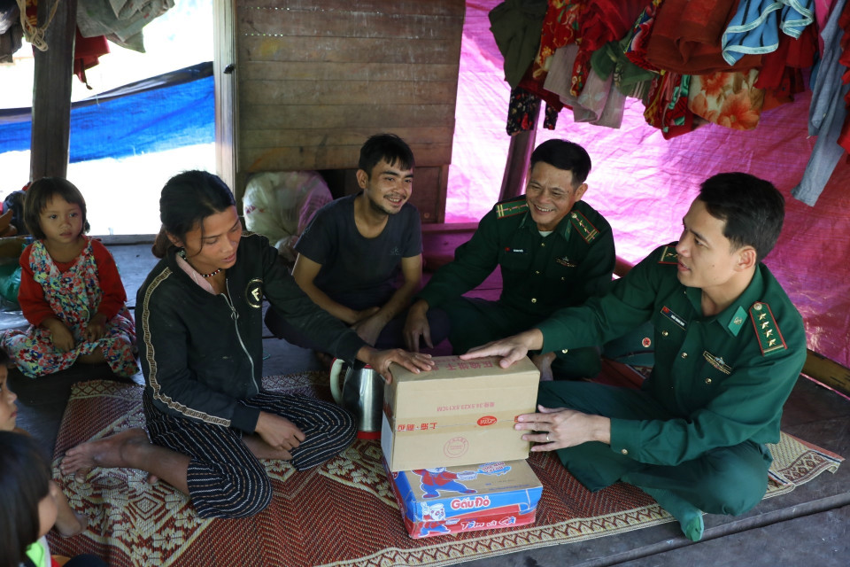 Cán bộ Đồn biên phòng Làng Mô thăm hỏi, tặng quà gia đình anh Hồ Văn Biên ở thôn Trung Sơn, xã Trường Sơn, huyện Quảng Ninh (Quảng Bình). (Ảnh: Danh Lam/TTXVN)