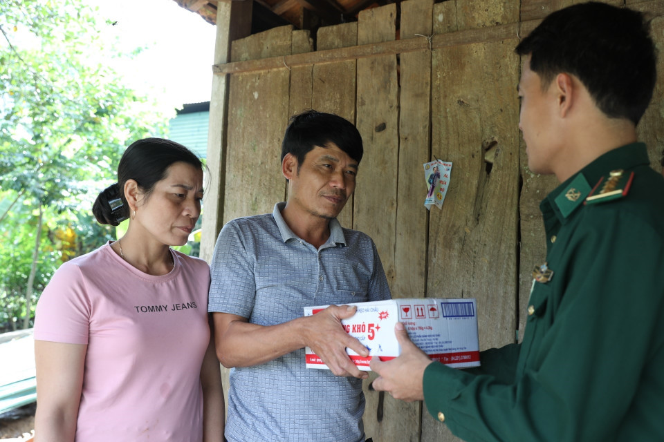 Cán bộ Đồn biên phòng Làng Mô đến thăm và tặng quà gia đình anh Trịnh Đức Tiến, thôn Long Sơn, xã Trường Sơn, huyện Quảng Ninh (Quảng Bình) bị thiệt hại sau lũ. (Ảnh: Danh Lam/TTXVN)