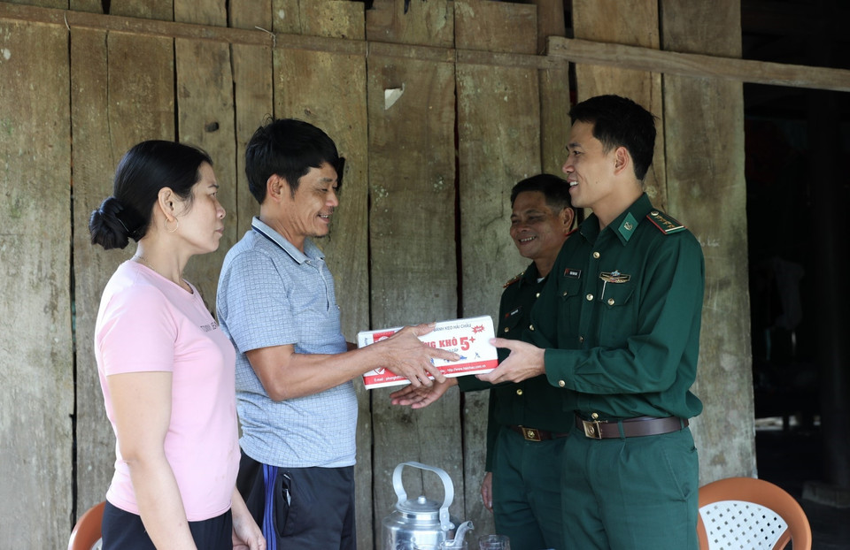 Cán bộ Đồn biên phòng Làng Mô đến thăm và tặng quà gia đình anh Trịnh Đức Tiến, thôn Long Sơn, xã Trường Sơn, huyện Quảng Ninh (Quảng Bình) bị thiệt hại sau lũ. (Ảnh: Danh Lam/TTXVN)