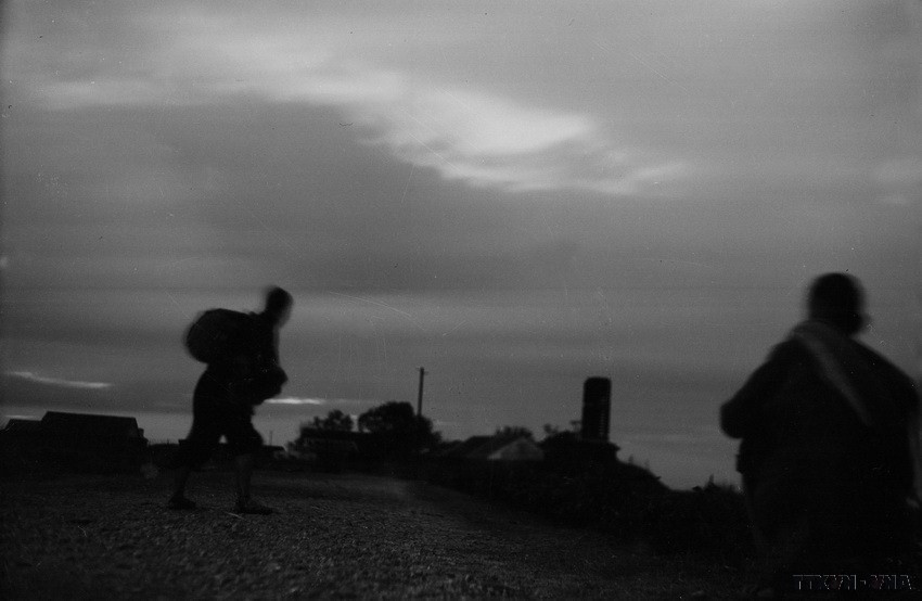 Cùng với Hà Nội, quân dân các địa phương khắp Bắc, Trung, Nam đã anh dũng đứng lên chống thực dân Pháp xâm lược. Trong ảnh: Vượt qua bốt giặc trong đêm. (Ảnh: TTXVN)