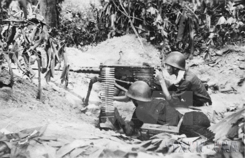 Chủ trương đồng loạt nổ súng tiến công trong đêm 19/12/1946 tại Thủ đô Hà Nội và các thành phố khác thể hiện sâu sắc tư tưởng chiến lược tiến công. Ta chủ động giành quyền đánh trước, đẩy địch vào thế bị động đối phó, phá tan âm mưu của Pháp định huy động toàn lực đè bẹp quân và dân ta bằng một đòn tiến công quân sự chớp nhoáng. (Ảnh: TTXVN)