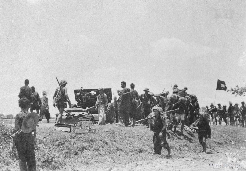 Cùng với Hà Nội, quân dân các địa phương khắp Bắc, Trung, Nam đã anh dũng đứng lên chống thực dân Pháp xâm lược. Trong ảnh: Chiến sỹ ta xung phong lên đoạt xe địch trong trận Bố Thảo (Sóc Trăng). (Ảnh: TTXVN)